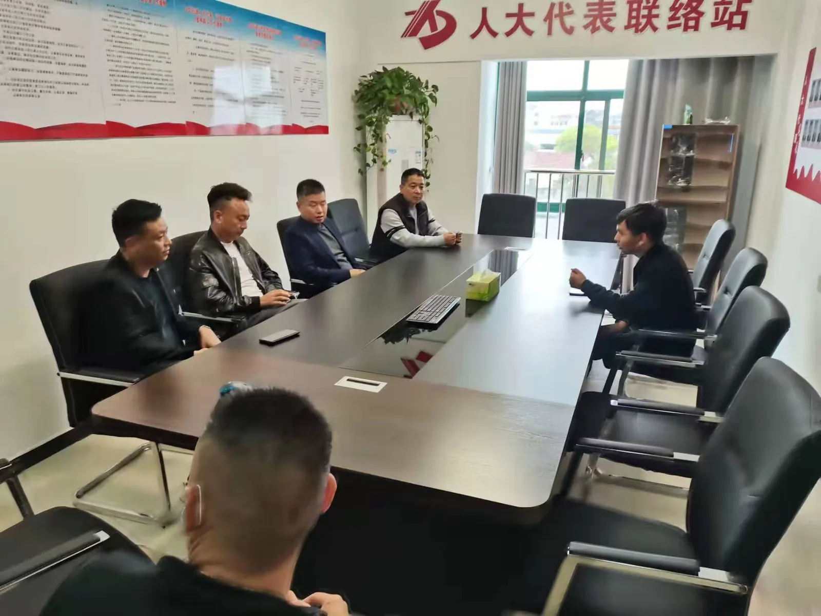 商会成员在人大代表联络站开展座谈交流